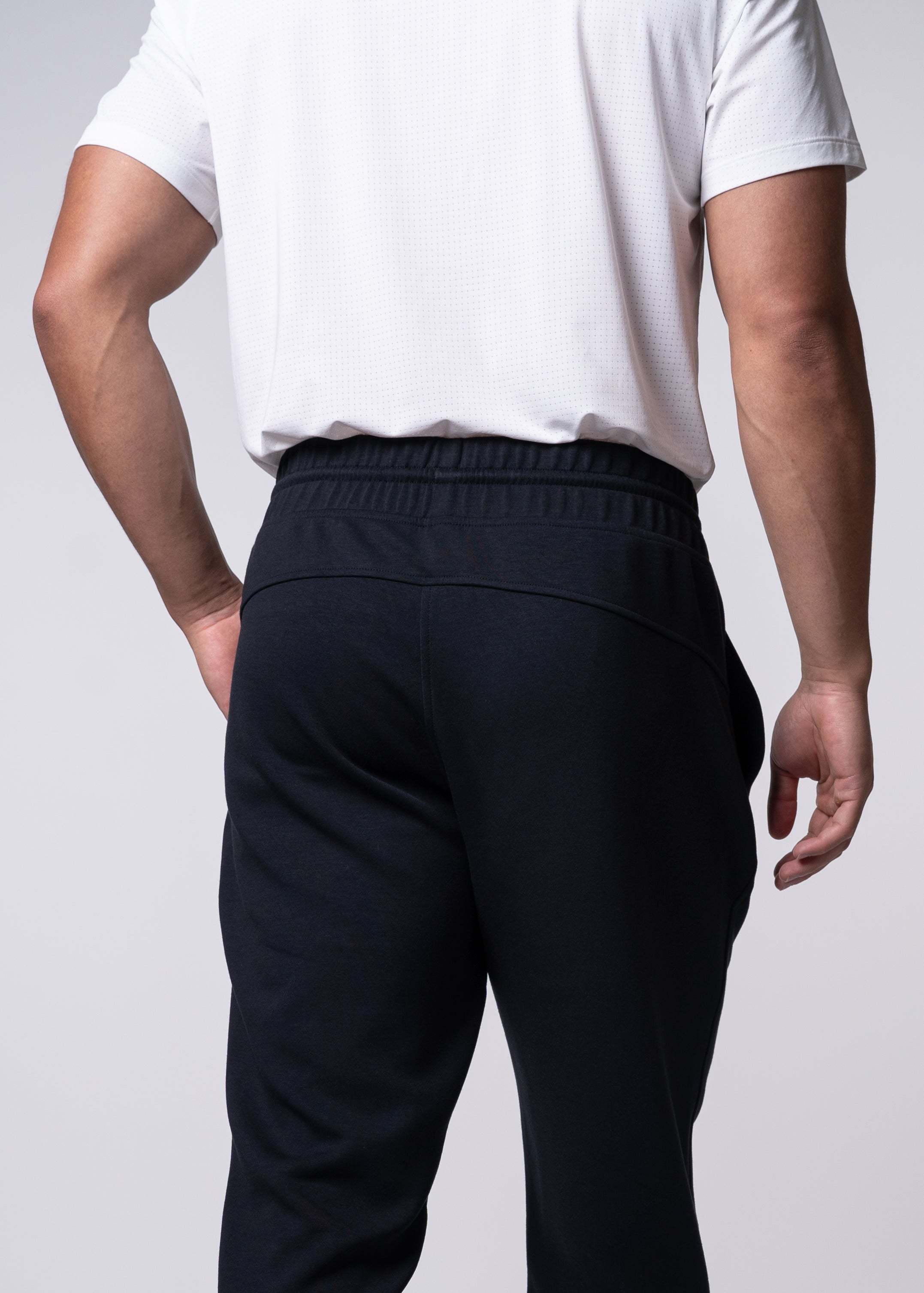 Apres Men's Jogger - FORWRD - His go-to Apres Play jogger, featuring an easy pull-on waistband with drawcord for adjustability and relaxed fit for post-game comfort. Soft and comfortable water repellent fabric helps protect you from the elements, while front hand pockets add convenient storage. With a streetwear-inspired look and functional design, these joggers transition seamlessly from court to street.