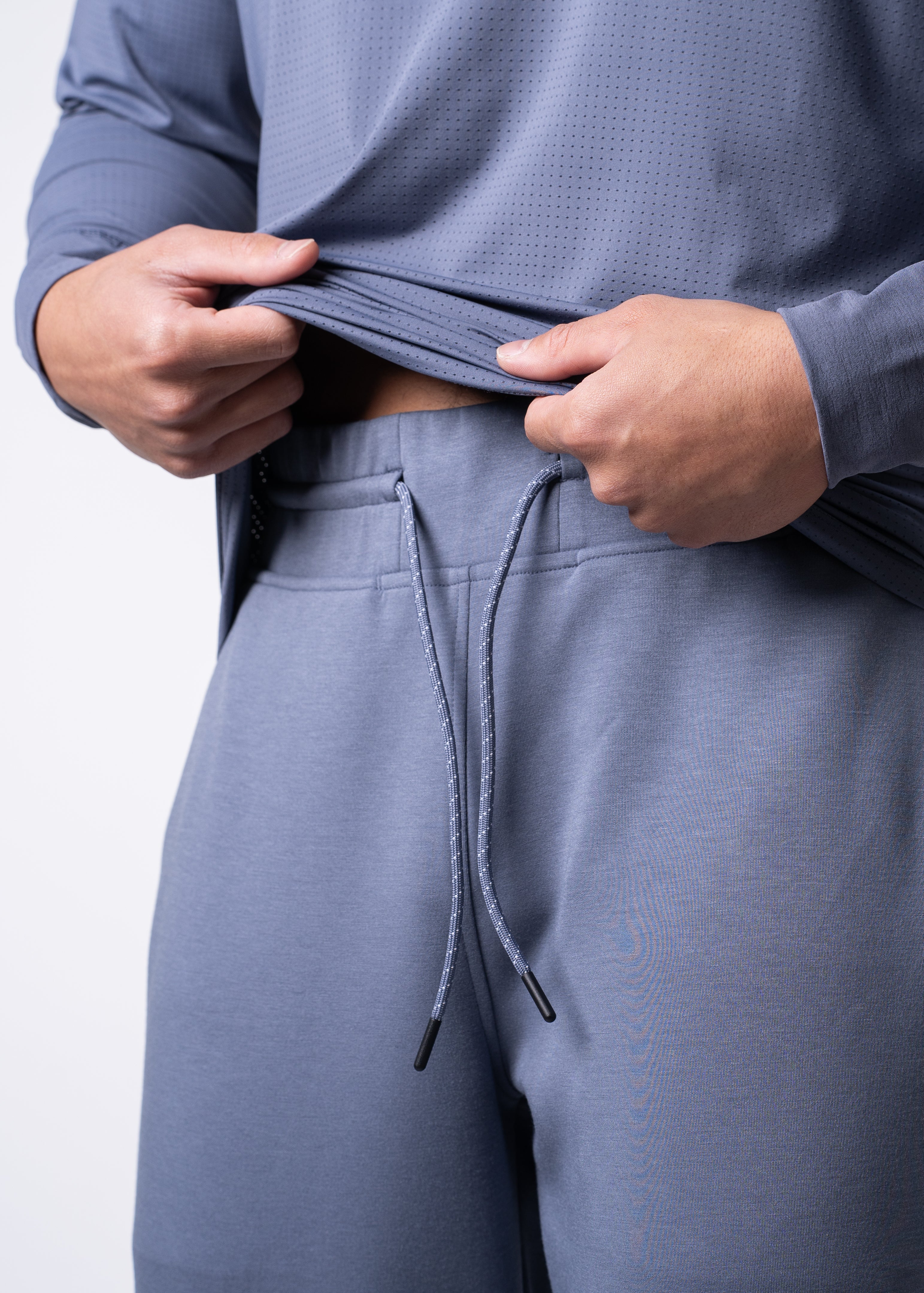 Apres Men's Jogger - FORWRD - His go-to Apres Play jogger, featuring an easy pull-on waistband with drawcord for adjustability and relaxed fit for post-game comfort. Soft and comfortable water repellent fabric helps protect you from the elements, while front hand pockets add convenient storage. With a streetwear-inspired look and functional design, these joggers transition seamlessly from court to street.