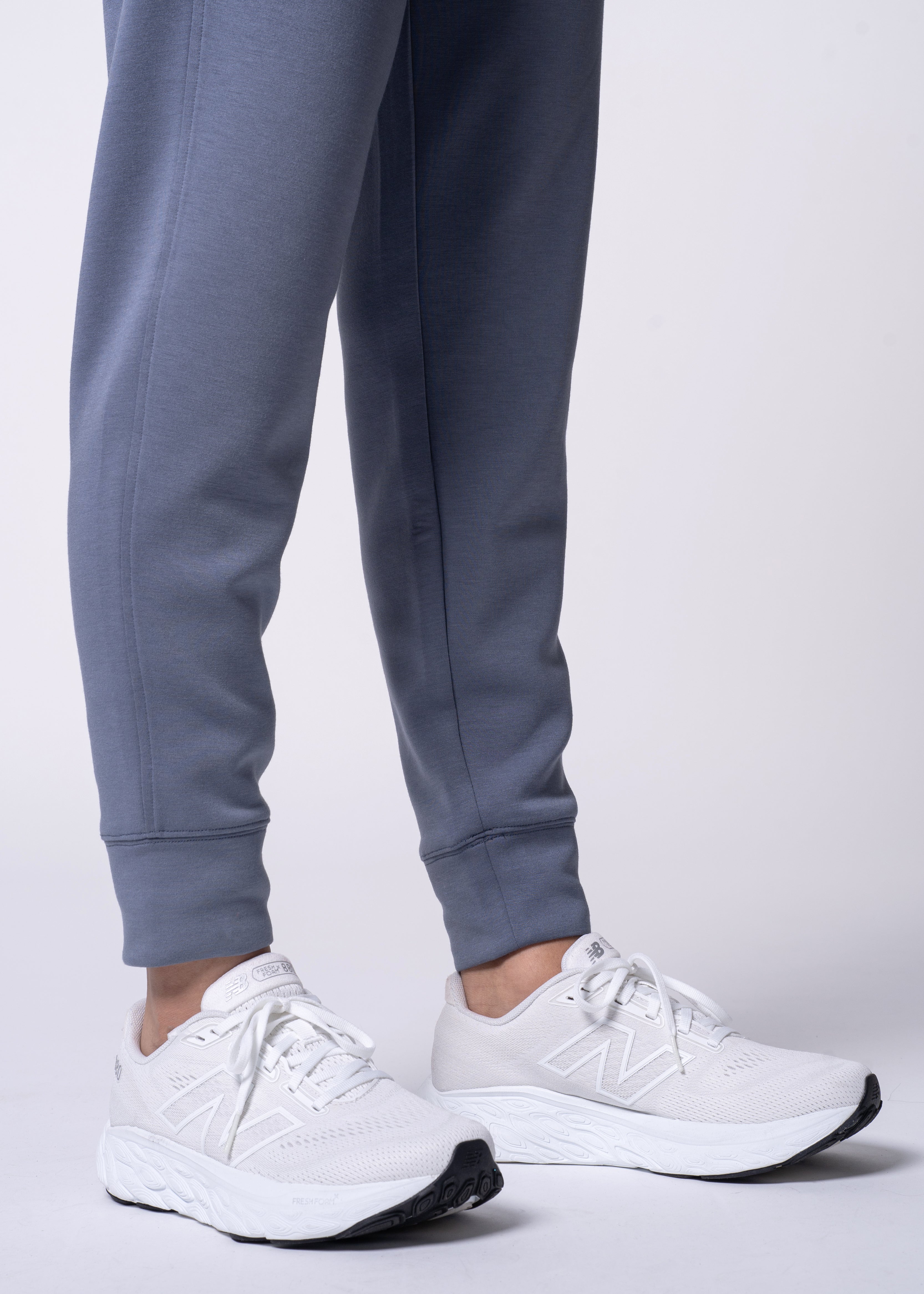 Apres Women's Jogger - FORWRD - Her go-to Apres Play jogger, featuring an easy pull-on waistband and relaxed fit for post-game comfort. Soft and comfortable water repellent fabric helps protect you from the elements, while front hand pockets add convenient storage. With a streetwear-inspired look and functional design, these joggers transition seamlessly from court to street.