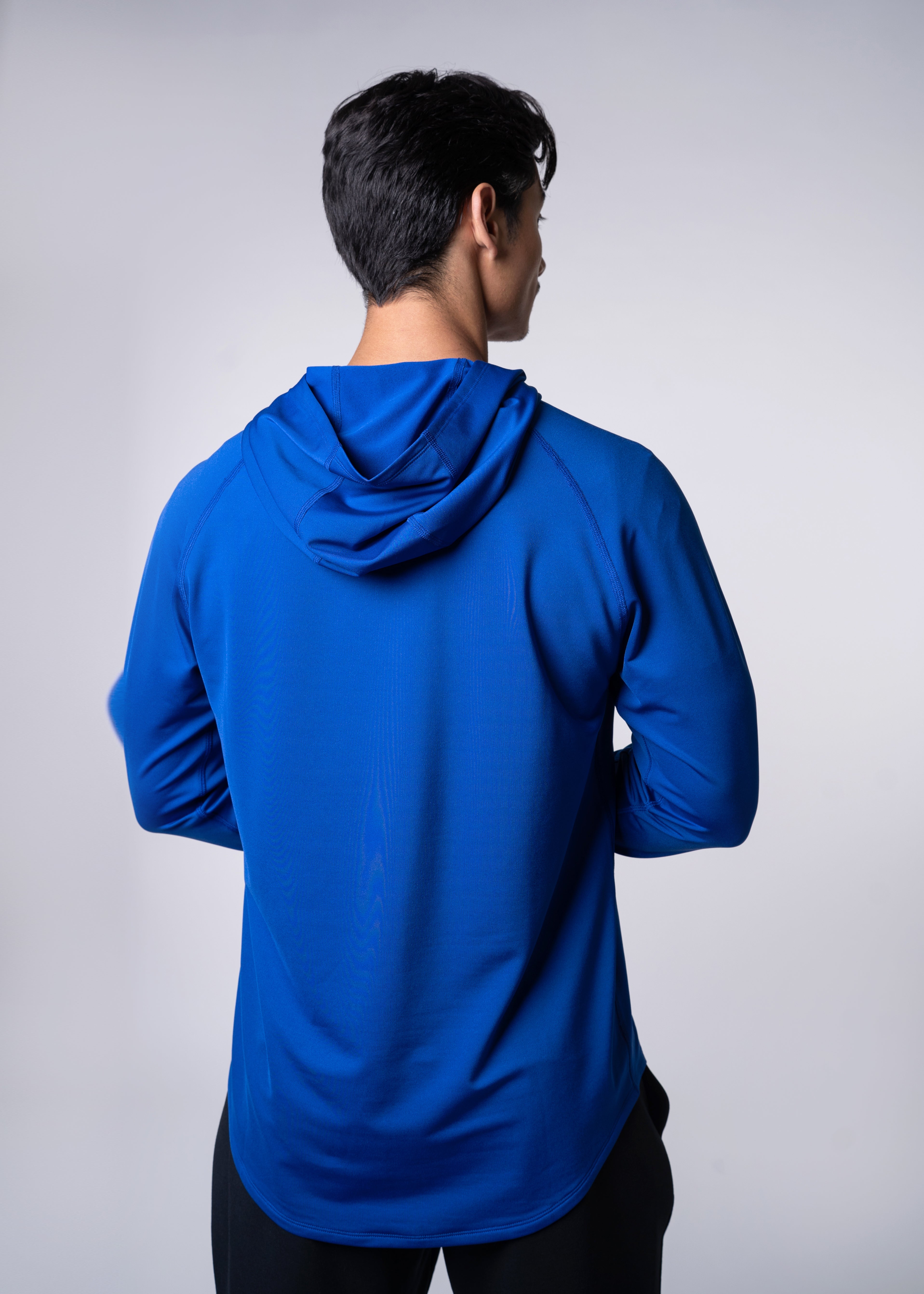 Layering Hoodie Men's - FORWRD - Stay cool and comfortable with our performance-enhanced fabric, designed to regulate your temperature on and off the court. The curved hem allows for freedom of movement, while the extended back hem offers added coverage. Keep your sleeves secure with our discreet thumbholes—perfect for those chilly morning warm-ups or brisk climate play. This top is ideal for layering during warm-ups or tackling cooler conditions in style.