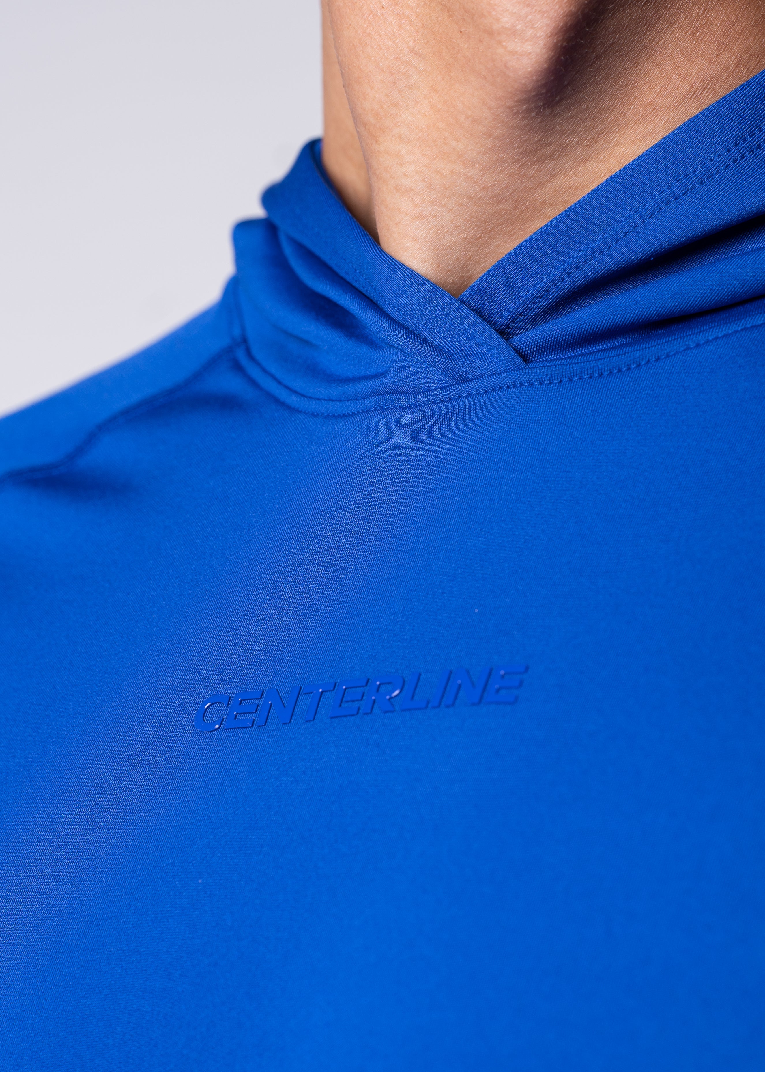 Layering Hoodie Men's - FORWRD - Stay cool and comfortable with our performance-enhanced fabric, designed to regulate your temperature on and off the court. The curved hem allows for freedom of movement, while the extended back hem offers added coverage. Keep your sleeves secure with our discreet thumbholes—perfect for those chilly morning warm-ups or brisk climate play. This top is ideal for layering during warm-ups or tackling cooler conditions in style.