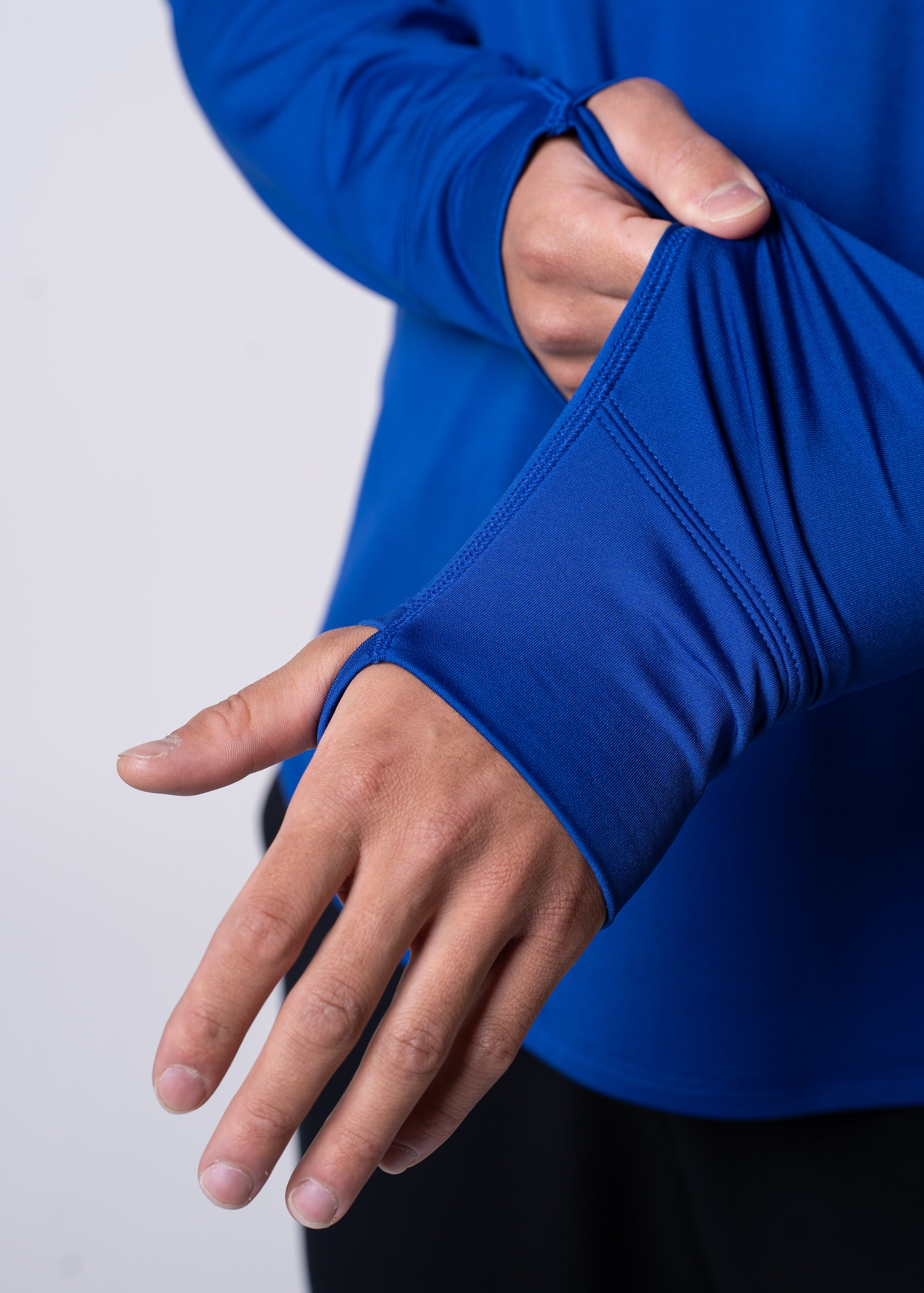 Layering Hoodie Men's - FORWRD - Stay cool and comfortable with our performance-enhanced fabric, designed to regulate your temperature on and off the court. The curved hem allows for freedom of movement, while the extended back hem offers added coverage. Keep your sleeves secure with our discreet thumbholes—perfect for those chilly morning warm-ups or brisk climate play. This top is ideal for layering during warm-ups or tackling cooler conditions in style.