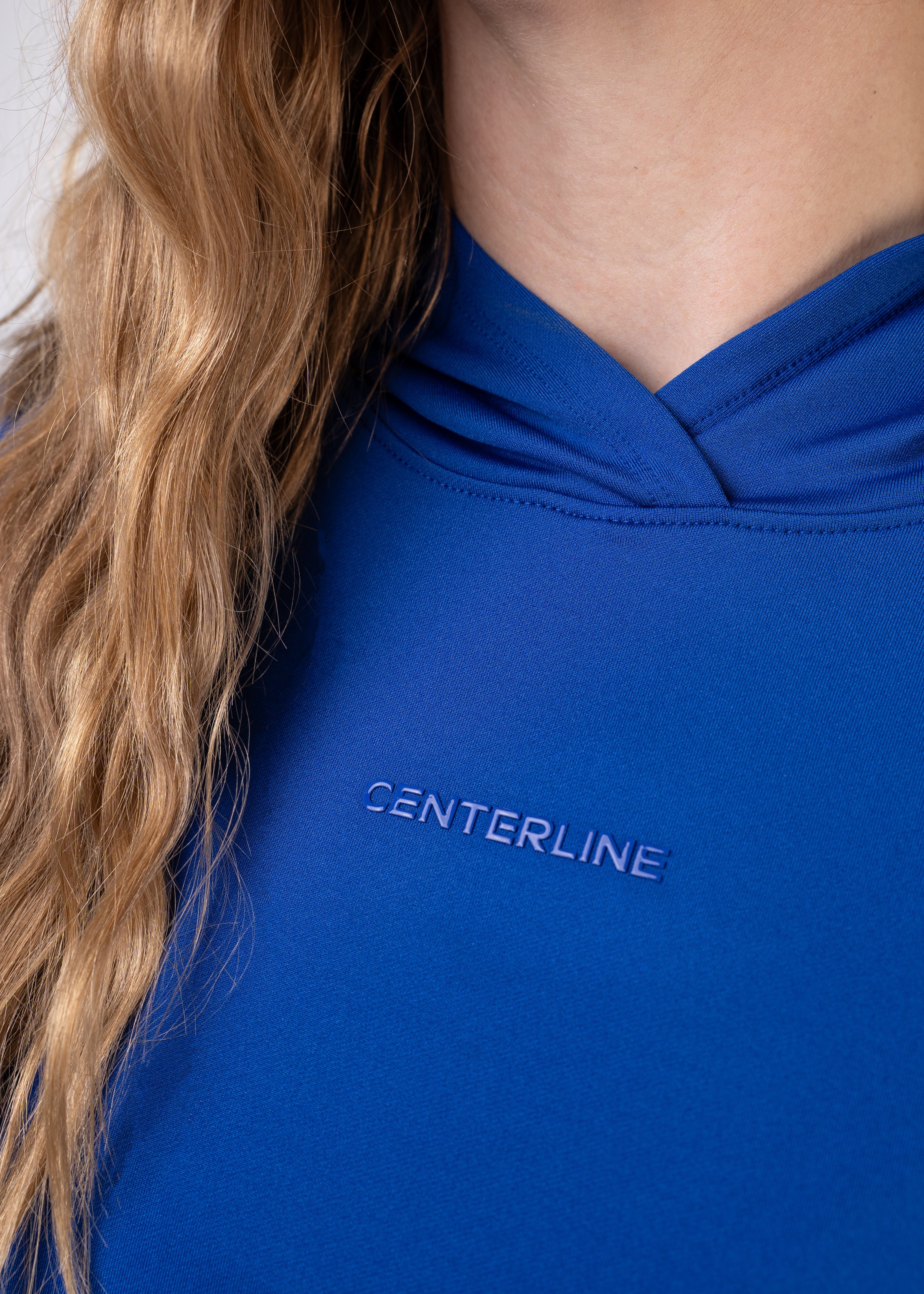 Layering Hoodie Women's - FORWRD - Stay cool and comfortable with our performance-enhanced fabric, designed to regulate your temperature on and off the court. The curved hem allows for freedom of movement, while the extended back hem offers added coverage. Keep your sleeves secure with our discreet thumbholes—perfect for those chilly morning warm-ups or brisk climate play. This top is ideal for layering during warm-ups or tackling cooler conditions in style.