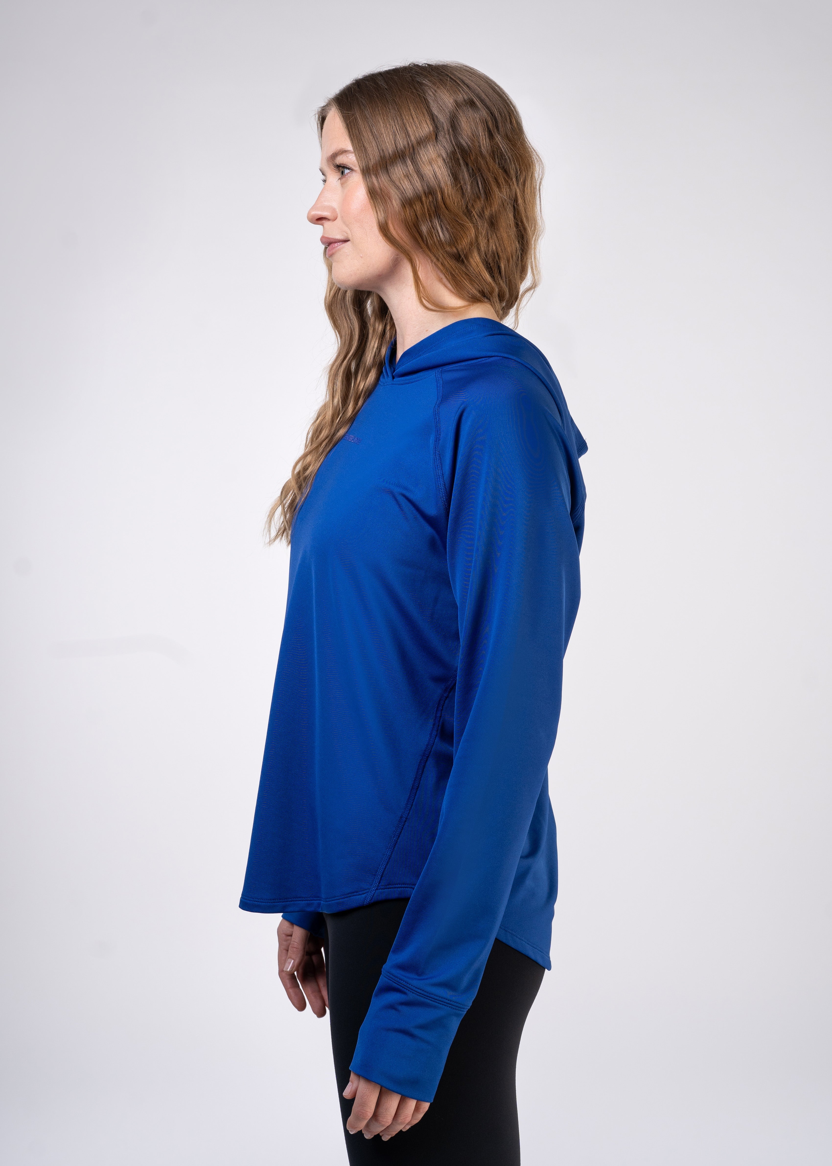 Layering Hoodie Women's - FORWRD - Stay cool and comfortable with our performance-enhanced fabric, designed to regulate your temperature on and off the court. The curved hem allows for freedom of movement, while the extended back hem offers added coverage. Keep your sleeves secure with our discreet thumbholes—perfect for those chilly morning warm-ups or brisk climate play. This top is ideal for layering during warm-ups or tackling cooler conditions in style.